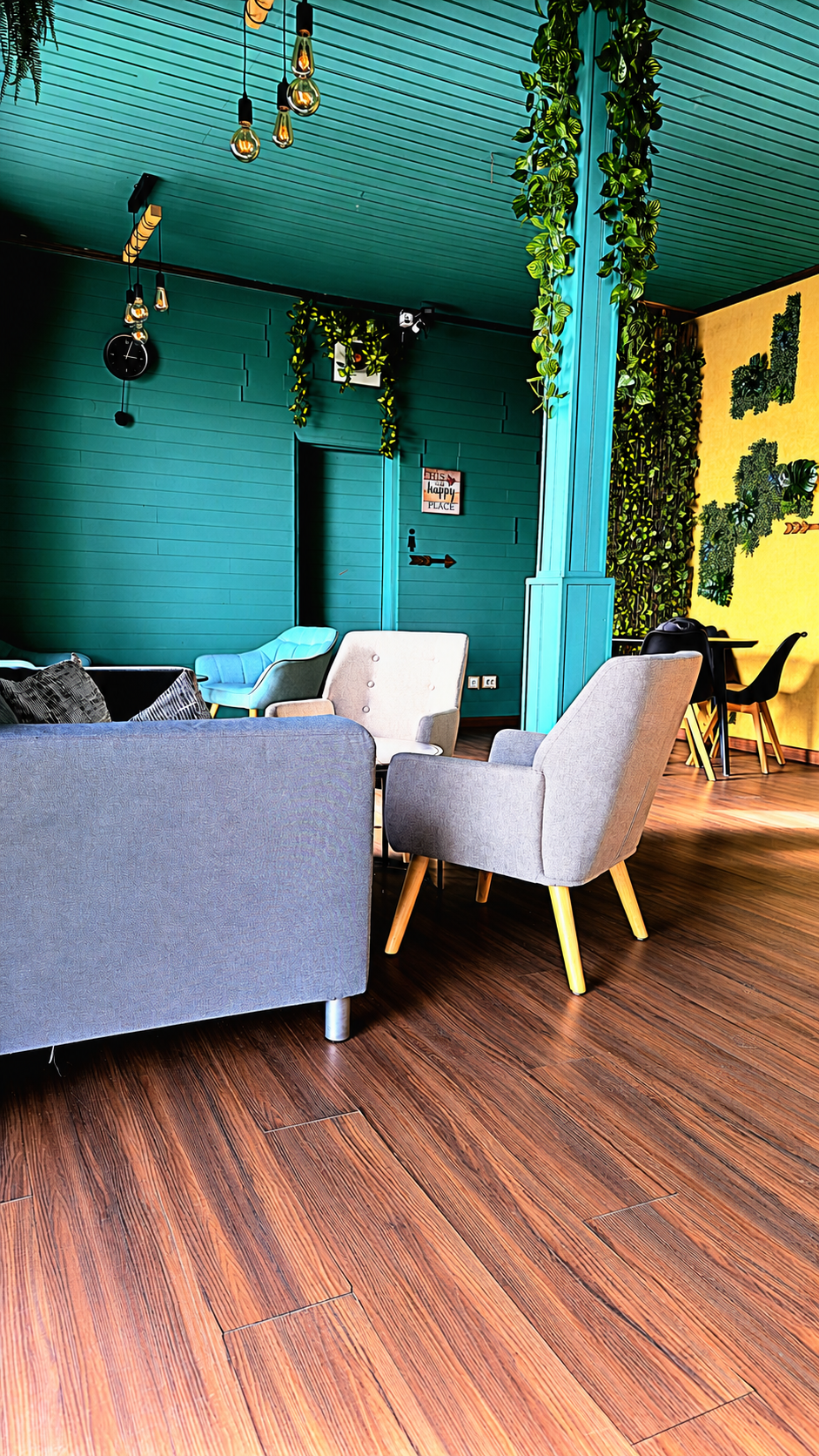 Interior do Finesse com paredes verdes e cadeirões